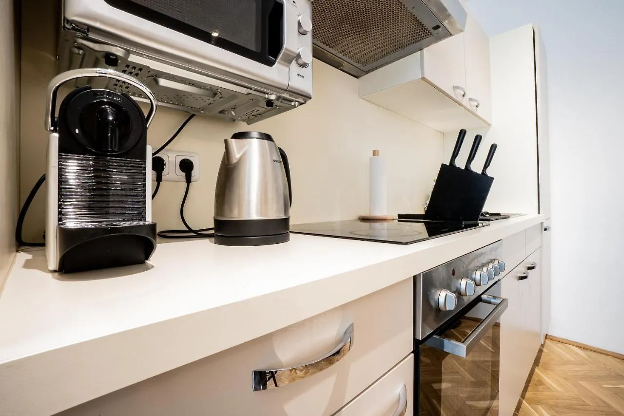 Modern And Lovely Apartment Next To Subway Station Vienna Austria