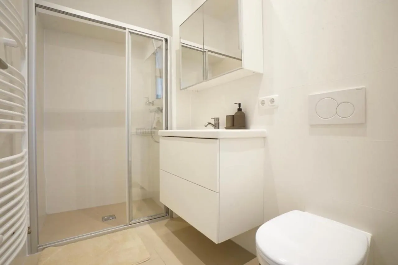 Modern And Lovely Apartment Next To Subway Station Vienna Austria
